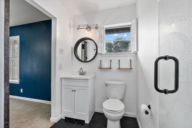 Building Photo - Charming 3 Bedroom Home