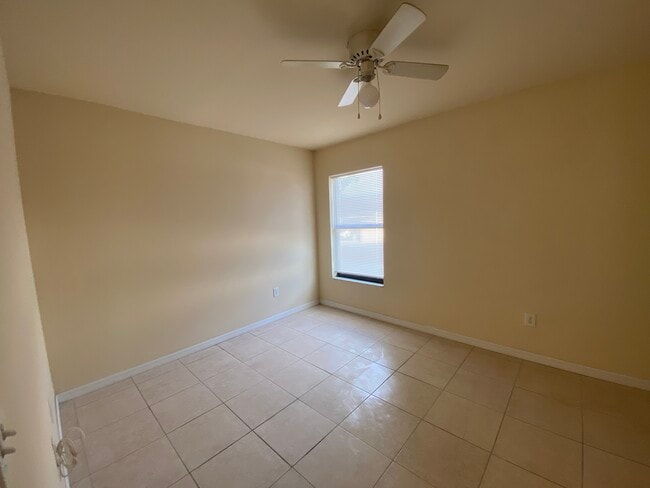 Building Photo - 910 SE 12th Terrace