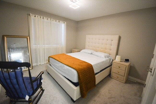 Building Photo - 5 Bed | 3 Bath | Luxury Living at Its Finest