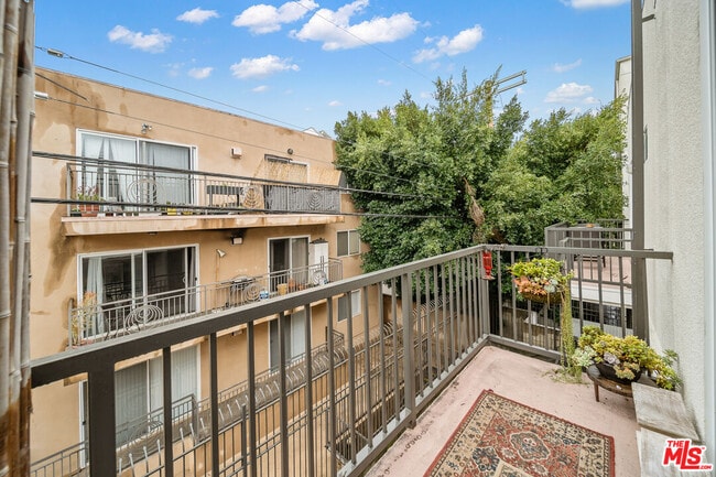 Building Photo - 812 N Hudson Ave