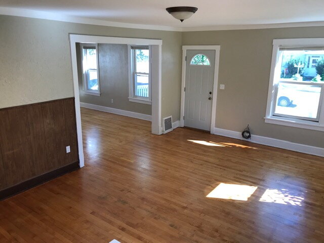 Building Photo - 3 Bedroom Home with Bonus Room - Available September 1st