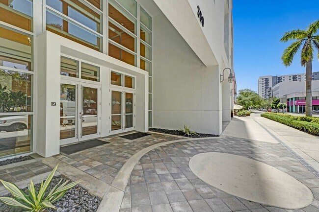 Building Photo - 1 bedroom and 1 bath condo located east side of Biscayne Blvd Miami Florida