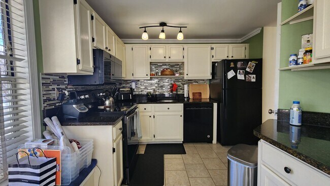 Building Photo - End-unit townhome in highly desired Kingstown