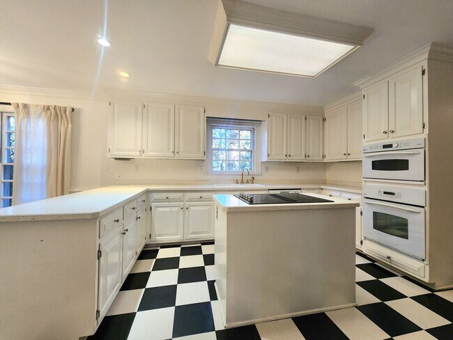 Building Photo - Sprawling Home in Bay Colony