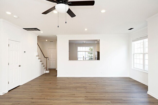 Building Photo - Updated End-Unit Townhome in Crozet