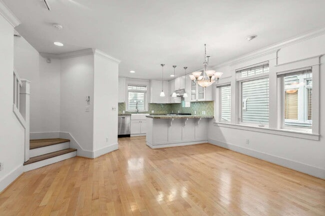 Building Photo - Stunning Capitol Hill Townhome in Prime Seattle Location – 3BR / 3BA Available June 7