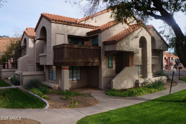 Building Photo - 925 N College Ave
