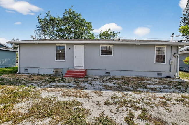 Building Photo - 539 NW 8th Ave