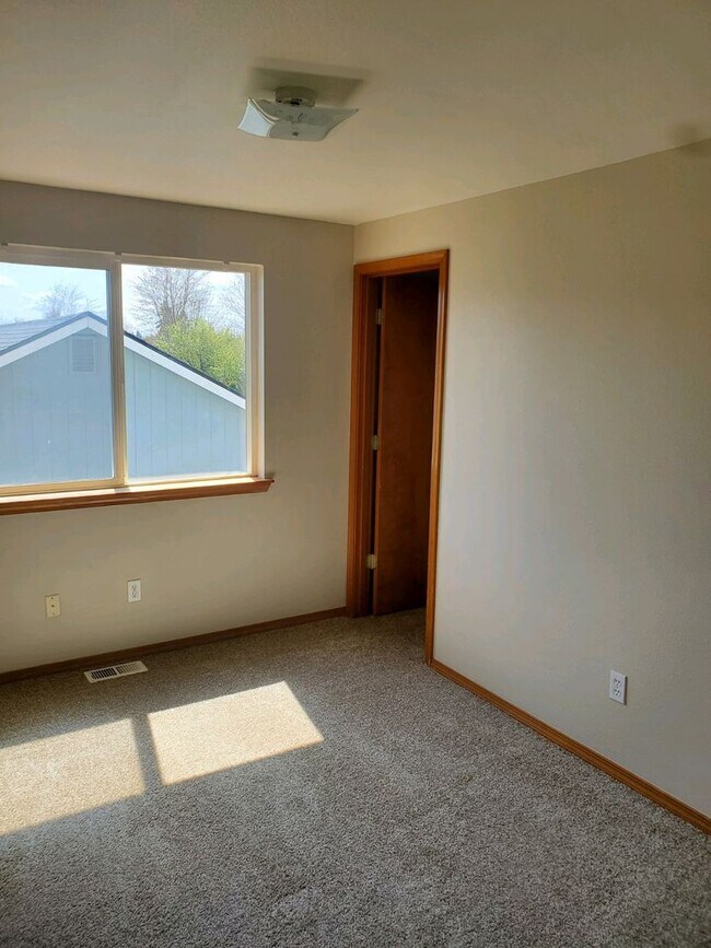 Building Photo - **PENDING APP**Beautiful 3 Bed 2.5 Bath in Lacey