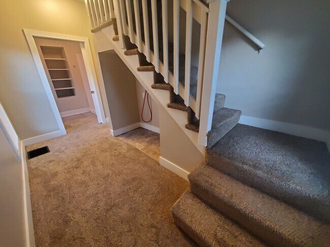 Building Photo - 2 Bedroom, 1 Bathroom home with front porch and fenced yard!