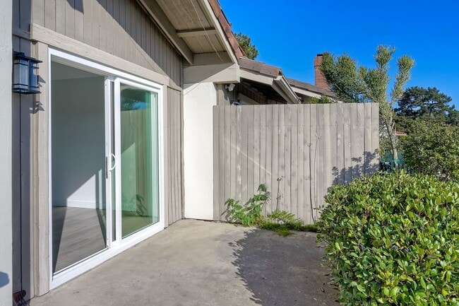 Building Photo - Beautifully remodeled single-story home in the heart of Solana Beach!
