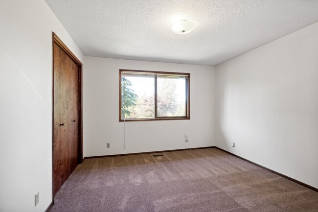 Building Photo - 7816 SE Strawberry Ln