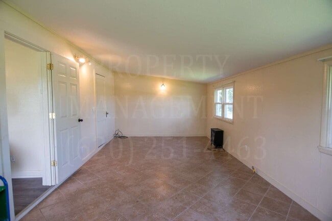 Building Photo - Charming 2-Bedroom 1-Bath + Bonus Room Far...