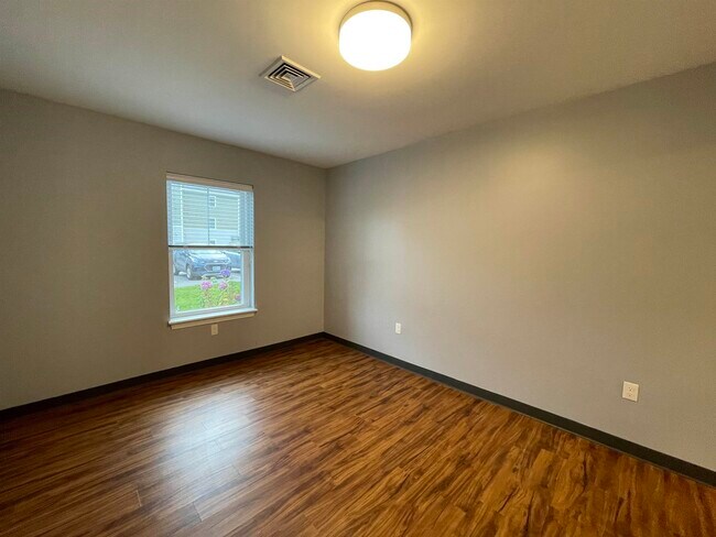 Building Photo - 15 E Ridge Dr