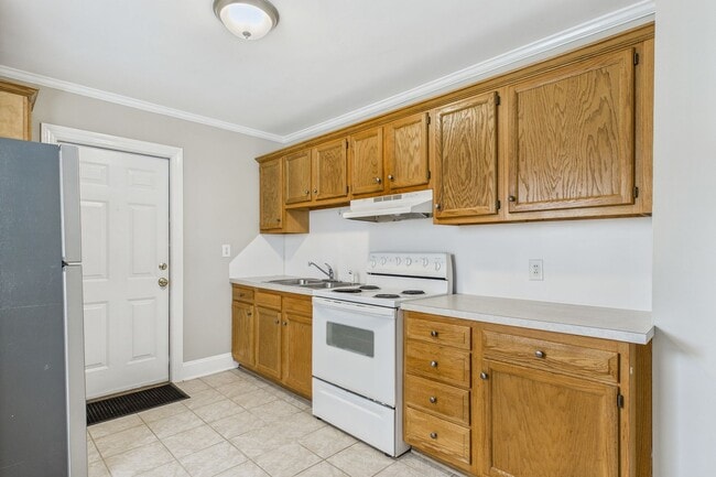Building Photo - Adorable Home, Harwood Floors and Convenie...