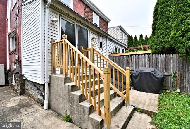 Building Photo - 242 E 8th Ave