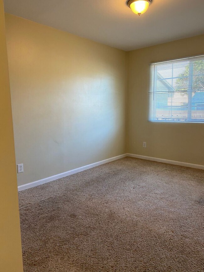 Building Photo - Two bedroom one bath house walking distanc...