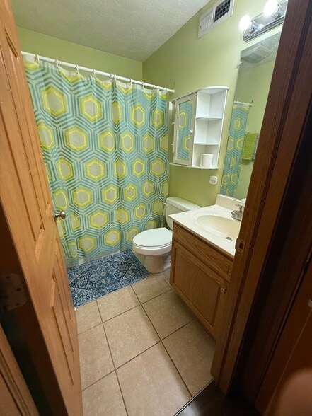 Building Photo - 421 Creekside Dr