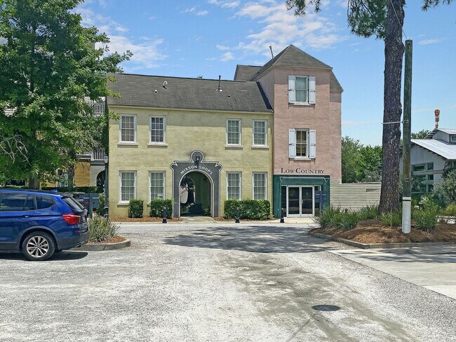 Building Photo - Charming Partially Furnished 3BR/2.5BA Home in the Heart of Park Circle — Available for Quick Mov...