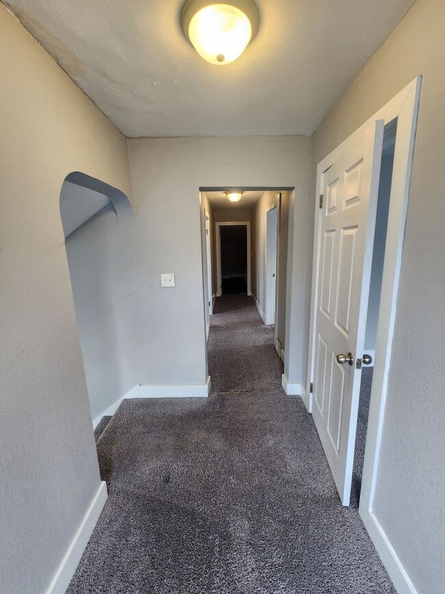 Building Photo - Large 4 bedroom house