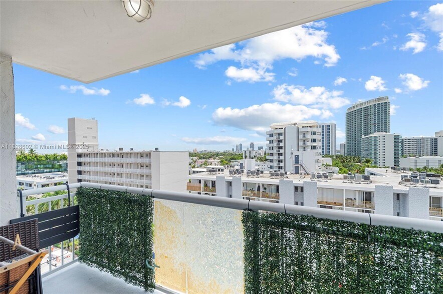 Building Photo - 1345 Lincoln Rd