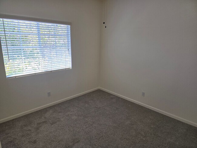 Building Photo - 549 Cascade Dr