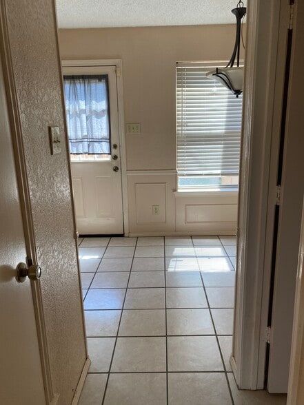 Through to kitchen - 505 Pecan Acres Ct