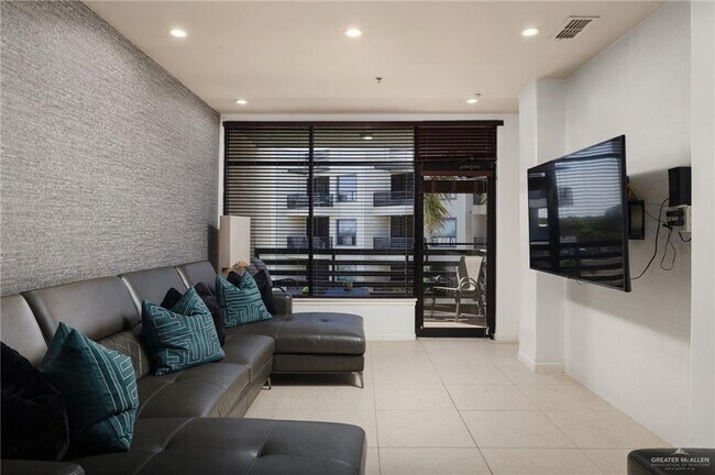 Building Photo - 26 Travis St