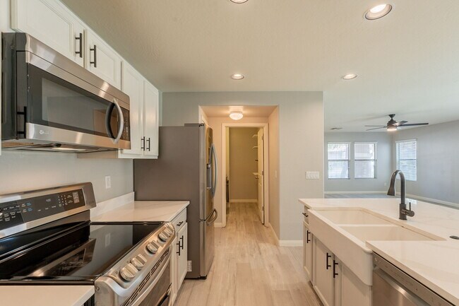 Building Photo - 1057 S Deerfield Ln