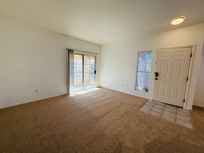 Building Photo - Recently Updated Condo-Available NOW!