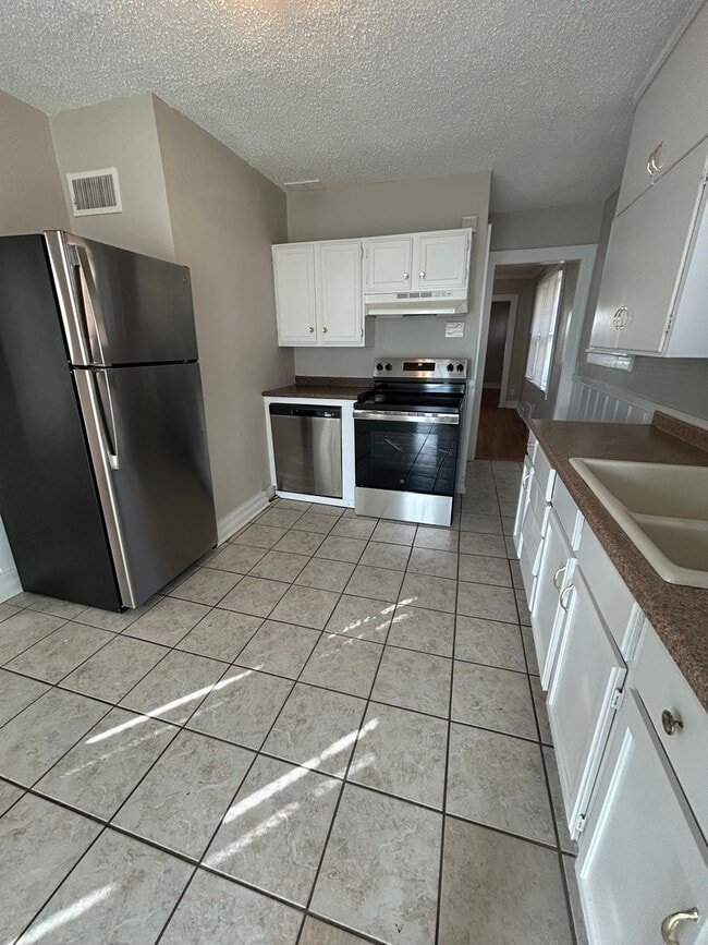 Building Photo - Spacious 4 Bed, 2 Bath Home in Prime Rockhill/Plaza Area Location