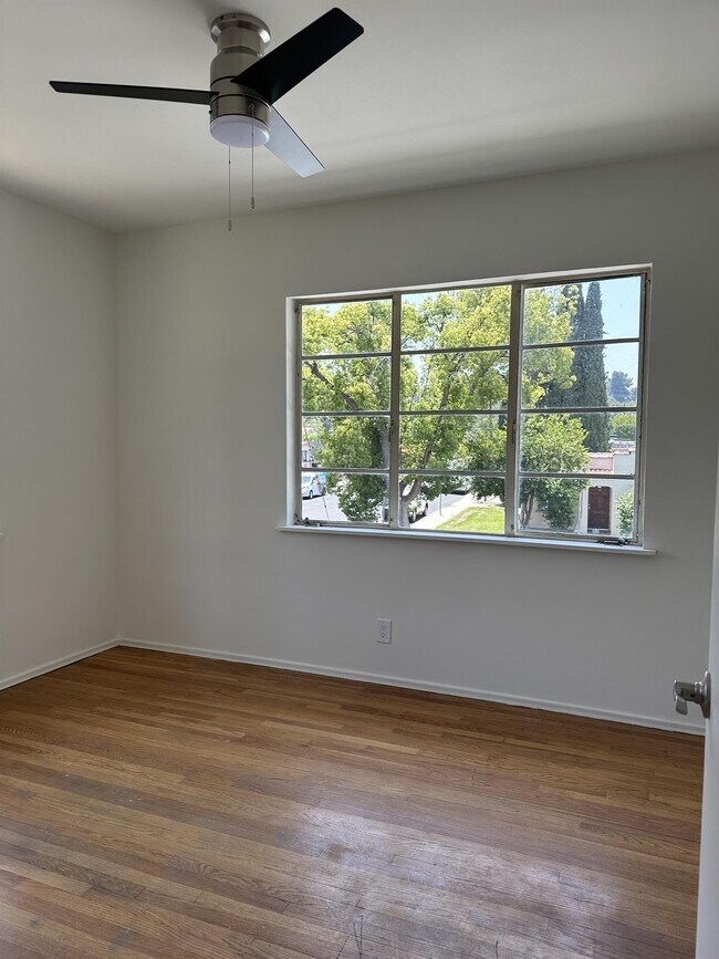 Building Photo - 1843 1/2 Linda Rosa Ave