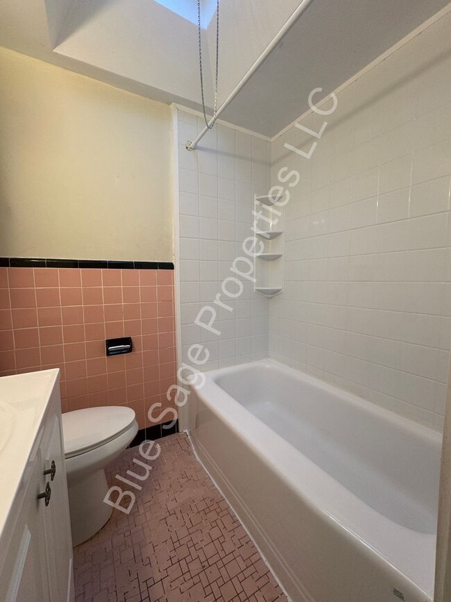 Building Photo - Beautiful 3 Bedroom, 1 Bath in Clifton Hei...