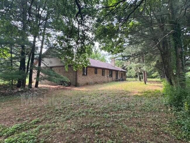 Building Photo - 40250 Pinetree Dr