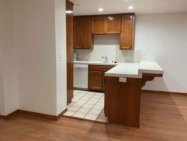 Building Photo - Los Caballeros #325