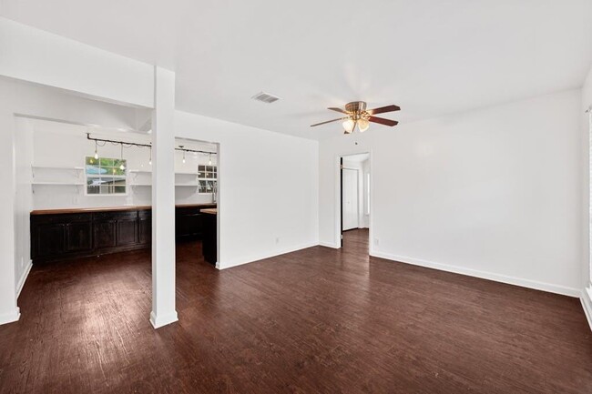 Building Photo - 3202 Dolphin Dr