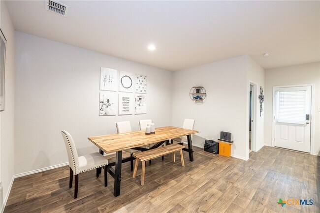 Building Photo - 860 Margay Lp