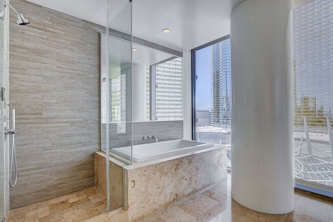 Building Photo - Veer Towers 802W- Stunning Strip and City ...