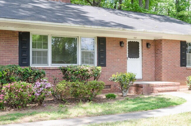 Building Photo - 827 Glendora Dr