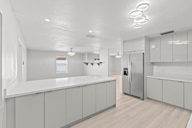 Building Photo - 534 E Del Monte Ave