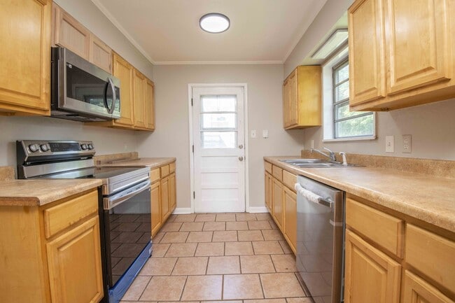 Building Photo - 1024 Susanne Ave