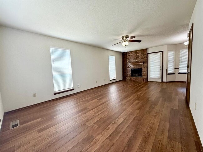 Building Photo - 304 Pine Cove Ct