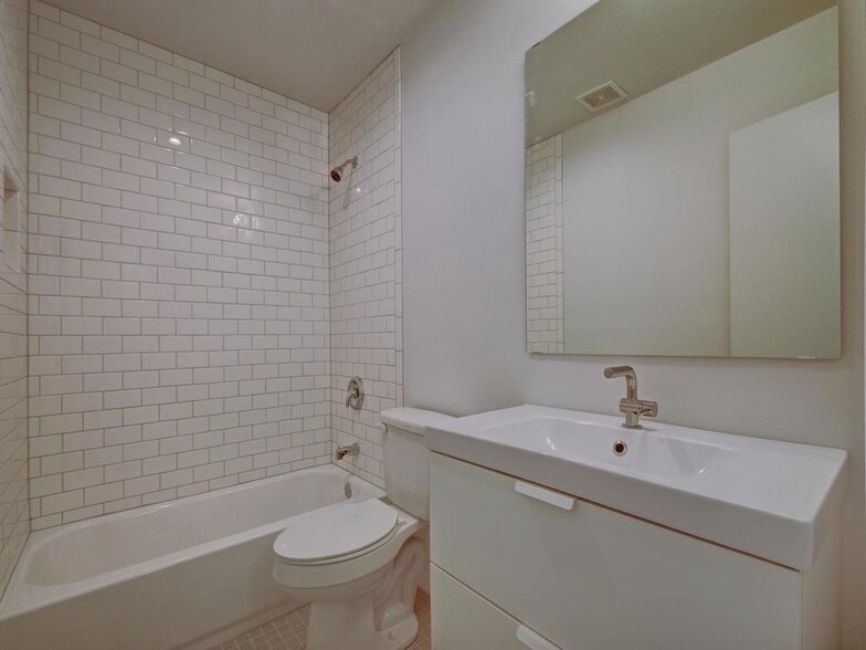 Full bath upstairs - 8812 Dawnridge Cir