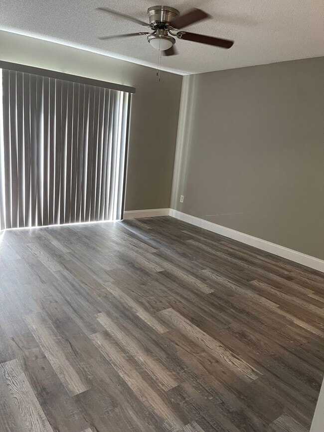 Building Photo - Available now! Williamsburg TOWNHOMES AT G...