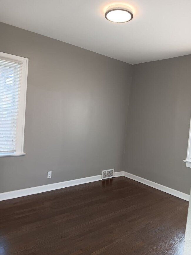 Building Photo - Spacious 2 Bedroom Home