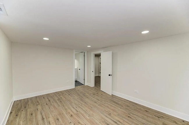 Building Photo - Portage Park 4 bed, 2.5 bath classic!