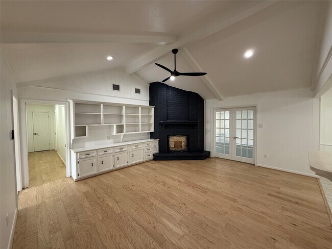 Building Photo - 25 Little John Ln