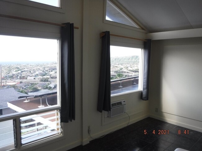 Building Photo - Kahala Hts Cottage 2 / 1 / garage