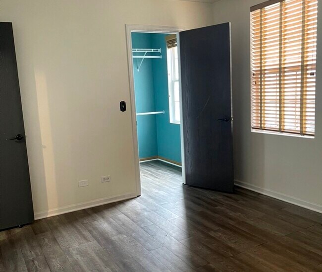 Building Photo - 939 Symphony Dr