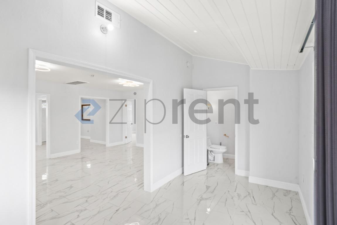 Building Photo - Unit